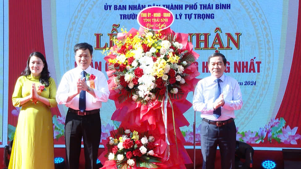 Thái Bình: Trường Tiểu học Lý Tự Trọng đón nhận Huân chương Lao động hạng Nhất - 2