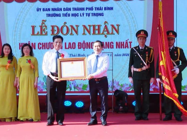 Thái Bình: Trường Tiểu học Lý Tự Trọng đón nhận Huân chương Lao động hạng Nhất