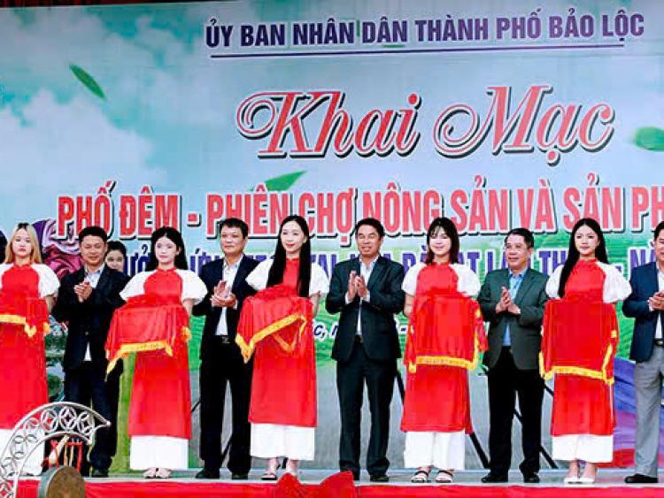 Nông nghiệp - Thành phố Bảo Lộc khai mạc phố đêm và phiên chợ nông sản, cùng các sản phẩm OCOP