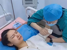 Chồng vào phòng sinh cùng vợ, 30 phút sau bị “đuổi khéo” vì câu nói buột miệng