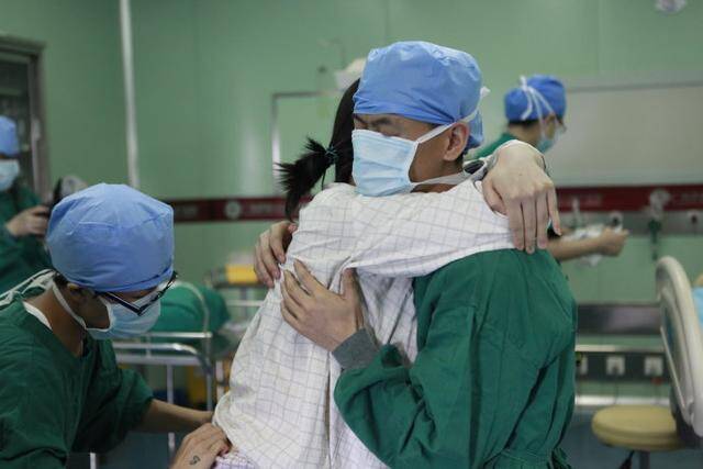 Bà mẹ 9X sinh con nhìn như “thạch rau câu”, chồng hoảng sợ nhưng bác sĩ lại chúc mừng - 1