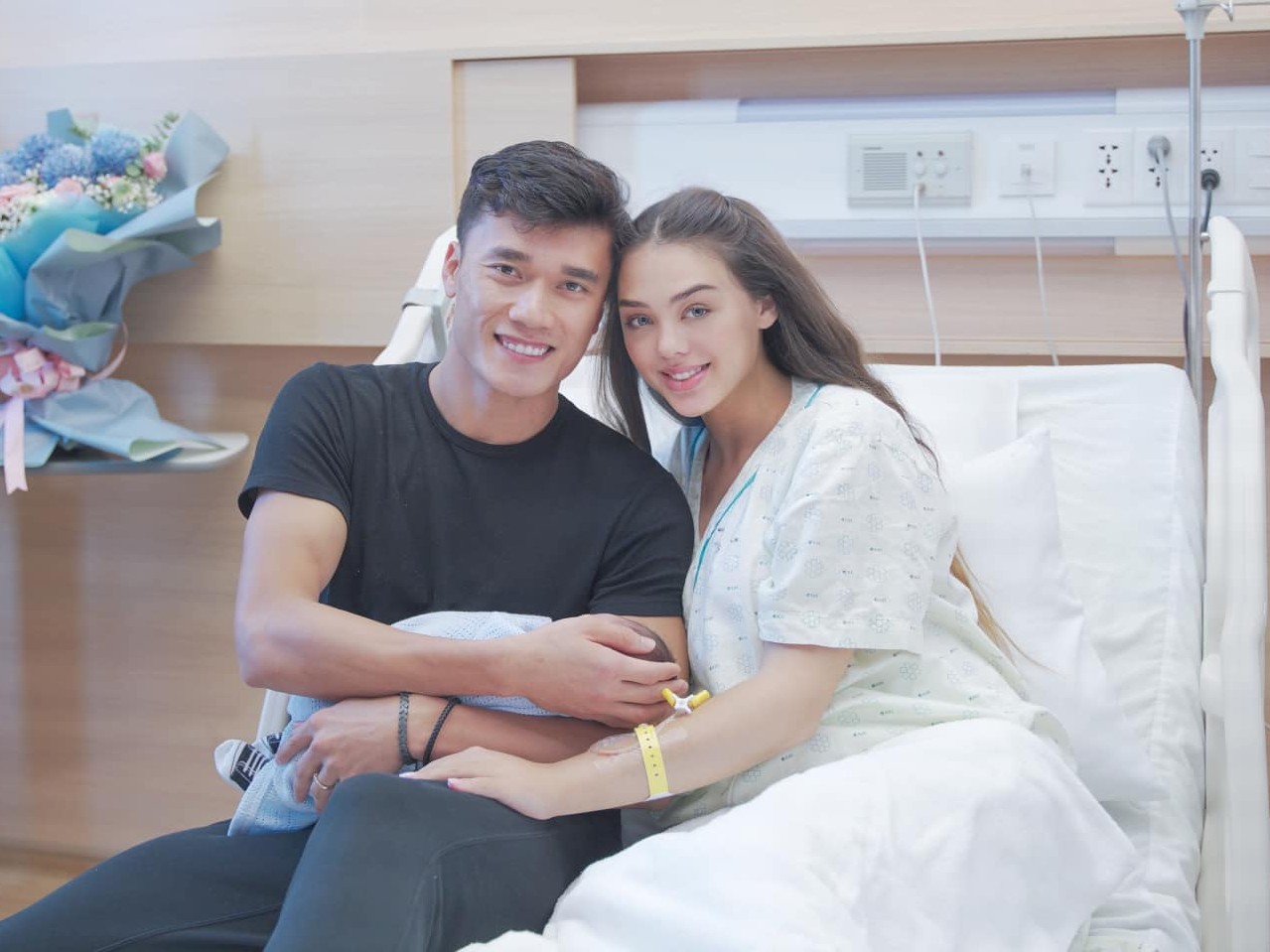 Dàn cầu thủ Việt và “chiêu độc” thông báo bà xã mang thai - 10