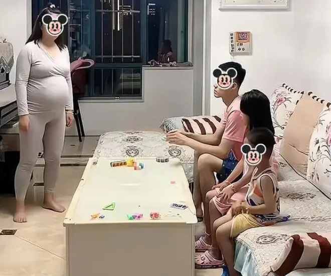 Vợ mang thai nhảy múa trên bàn tìm sự chú ý, bất ngờ với hành động tiếp theo của người chồng - 1