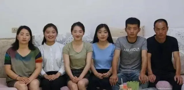 Người mẹ vượt khó mang thai tứ long phượng, 20 năm sau nhận trái ngọt từ 4 đứa con - 4