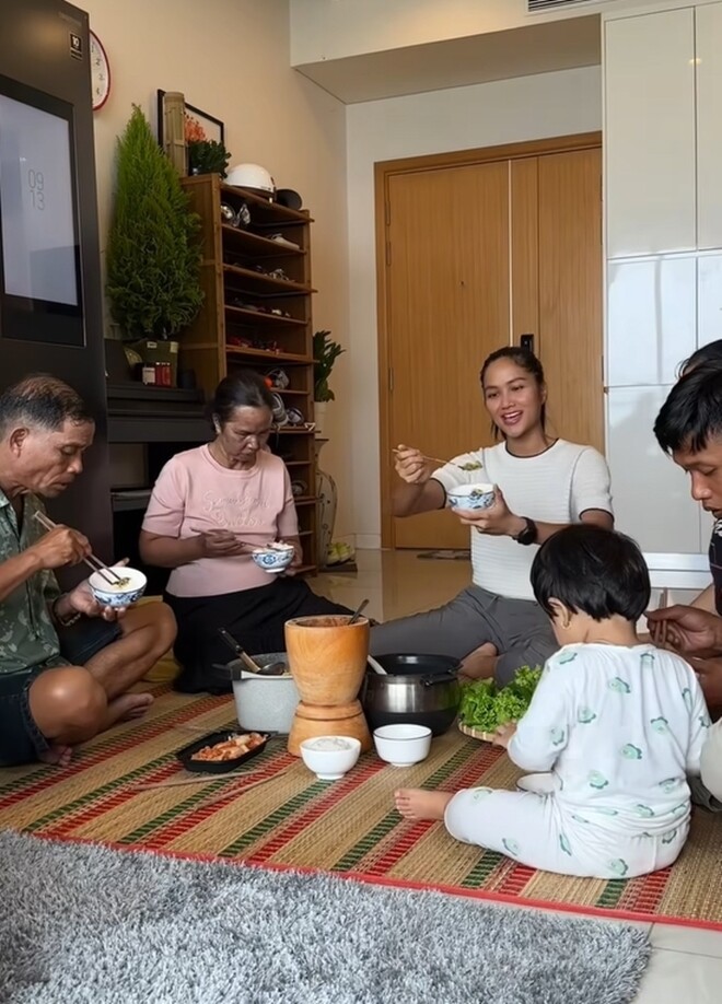 &#34;Hoa hậu nghèo nhất Việt Nam&#34; được bố ruột mang cho món dân dã lên chung cư, đắng mà ai cũng khen ngon - 10