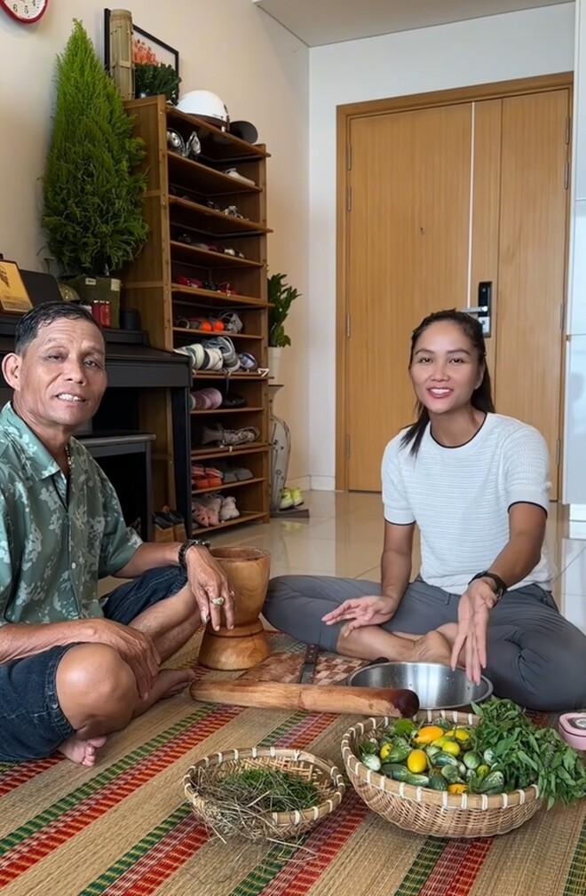 &#34;Hoa hậu nghèo nhất Việt Nam&#34; được bố ruột mang cho món dân dã lên chung cư, đắng mà ai cũng khen ngon - 1