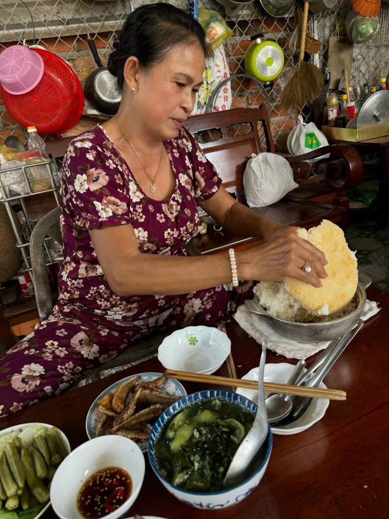 "Người đàn ông đặc biệt của Ngọc Trinh" chia sẻ mâm cơm bên mẹ, luôn có 2 món dân dã thân thương - 6