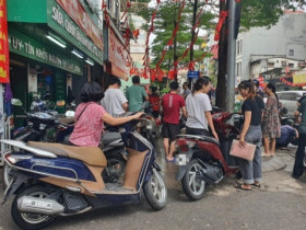 Cửa hàng sửa xe máy tại Hà Nội đông như hội sau mưa lớn, có nơi “đuổi bớt” khách