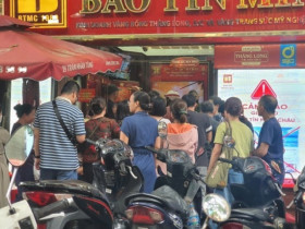 Giá vàng chiều 1/10: Tăng cao chưa từng thấy, bất ngờ tiệm vàng có thông báo mới khiến nhiều người phấn khởi
