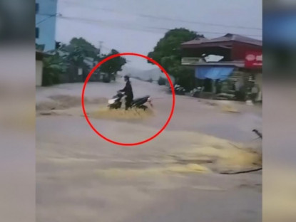 Giao thông - Clip: Thót tim thanh niên bất chấp nước lũ cuồn cuộn, liều mình lao xe ra đường