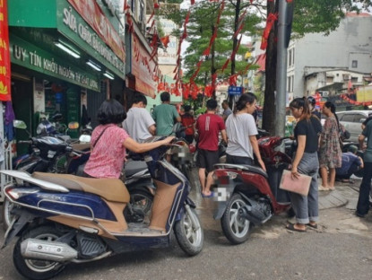 Kinh tế - Cảnh tượng đông nghịt tại cửa hàng sửa xe máy tại Hà Nội, có nơi “đuổi bớt” khách