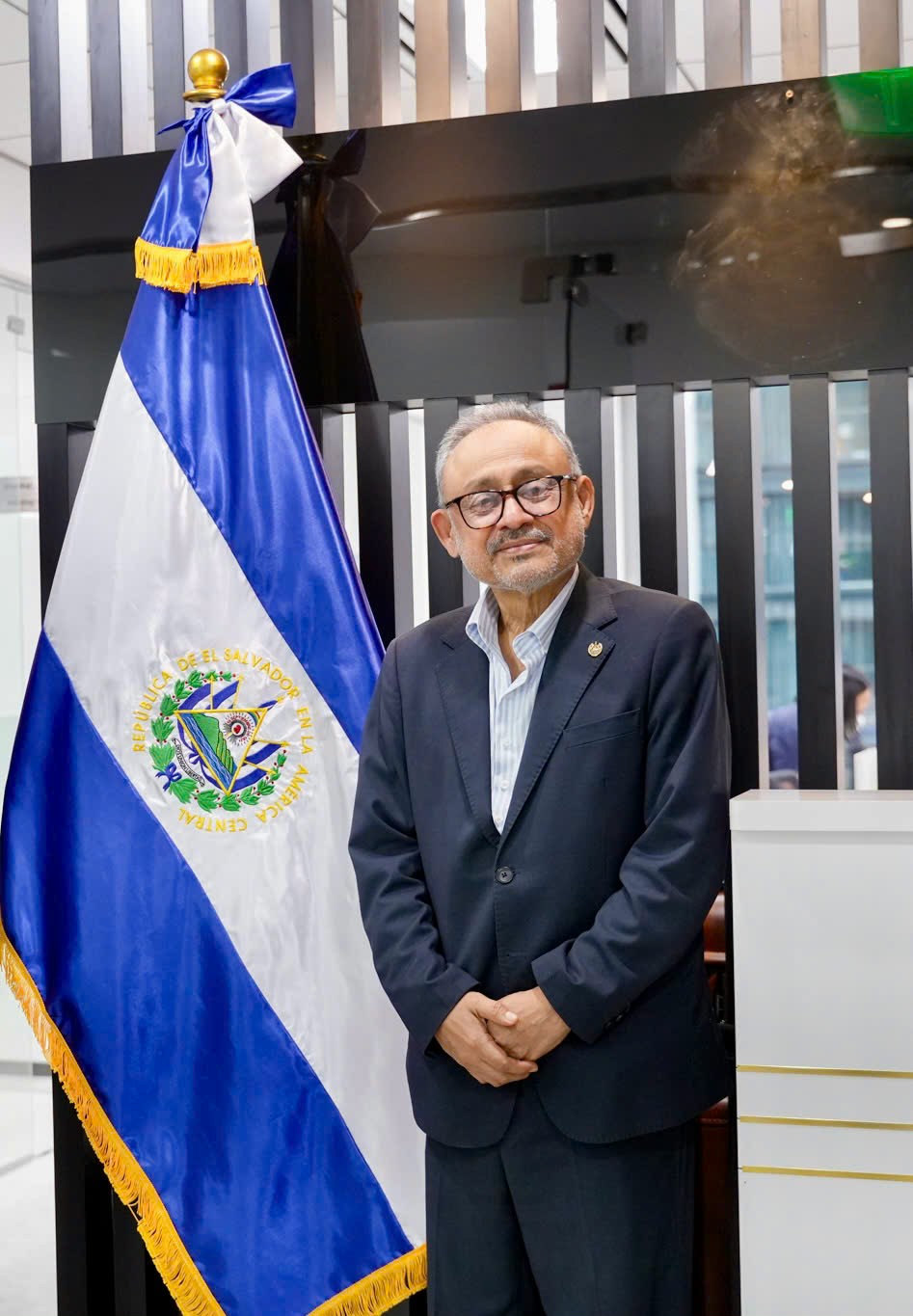 Món quà nghệ thuật từ Đại sứ đặc mệnh toàn quyền nước Cộng hòa El Salvador tại Việt Nam - 1