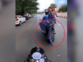 Clip: Cô gái phớt lờ lời nhắc nhở, để khăn cuốn vào bánh xe máy ngã sõng soài