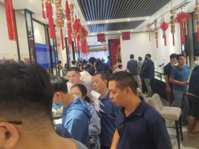 Giá bạc tăng không tưởng, loạt cửa hàng ở Hà Nội thu tiền trước hẹn năm sau đến lấy hàng