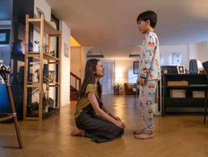 Gia đình - Con trai đưa cho một thẻ ngân hàng, kiểm tra tiền bên trong, tôi vội quỳ xuống trước chồng cũ
