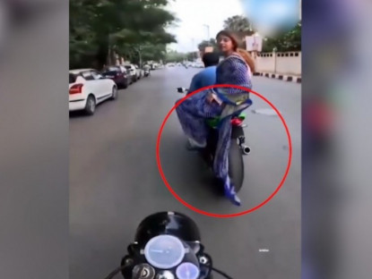 Giao thông - Clip: Cô gái phớt lờ lời nhắc nhở, để khăn cuốn vào bánh xe máy ngã sõng soài