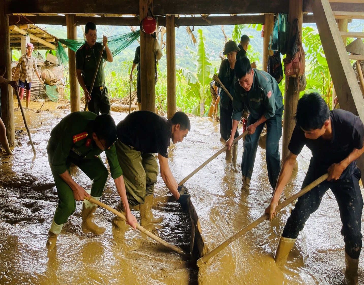 Xã Dương Quỳ tan hoang sau mưa lũ, chính quyền kêu gọi hỗ trợ khẩn cấp - 3