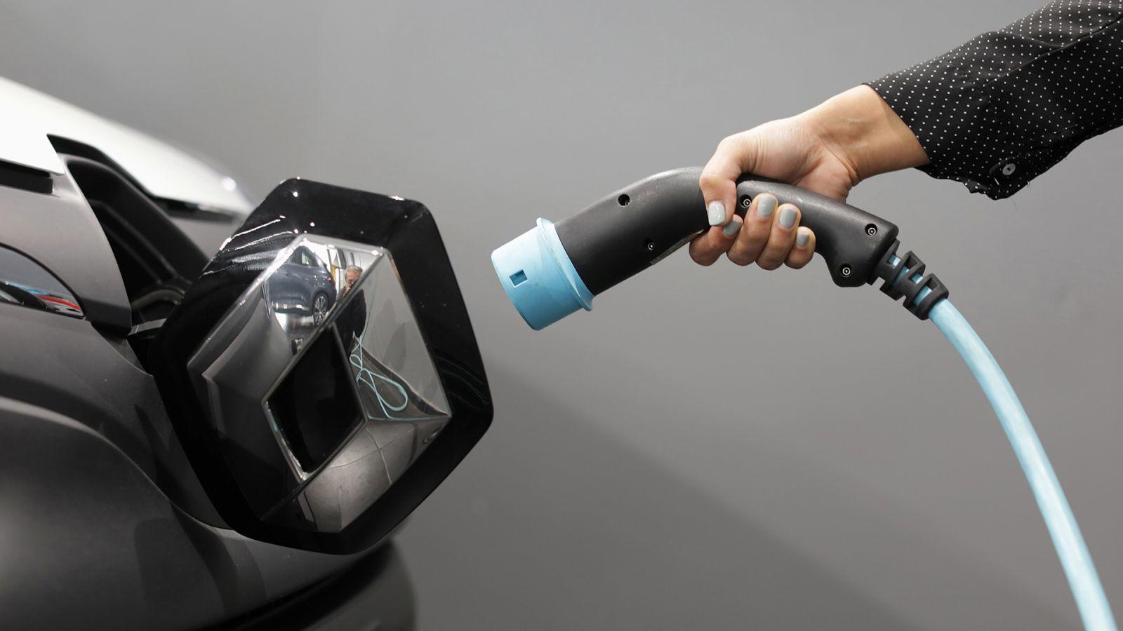 Chính phủ Đức đề xuất xem xét lại kế hoạch cấm ô tô xăng vào năm 2035 - 2