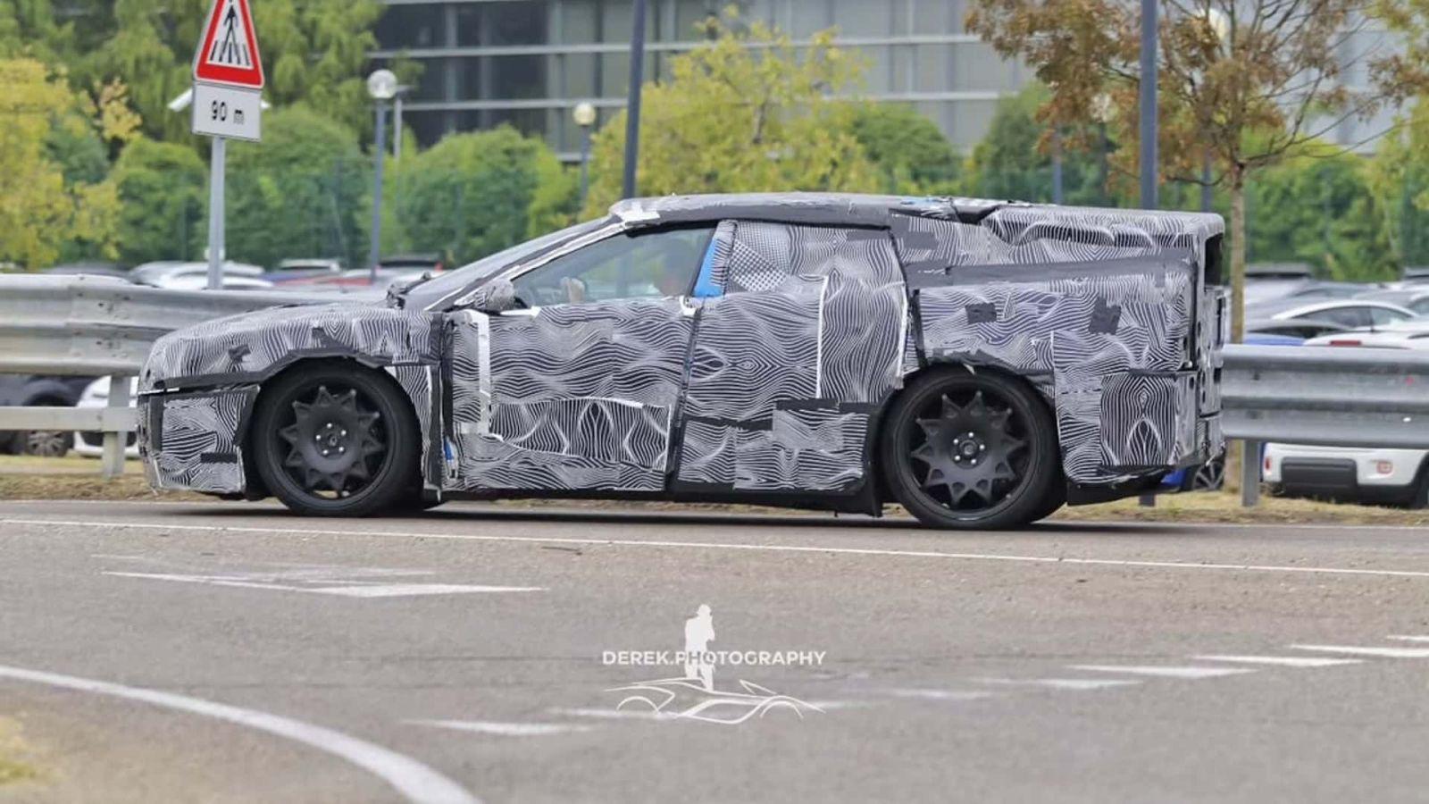 Xe điện đầu tiên của Ferrari xuất hiện trên phố - 3
