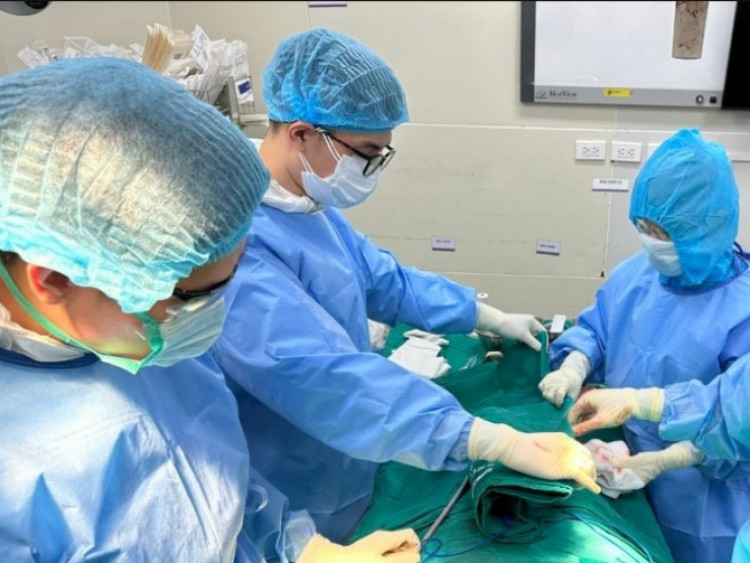Bệnh nhân HIV biến chứng nặng vì nâng ngực bằng silicon