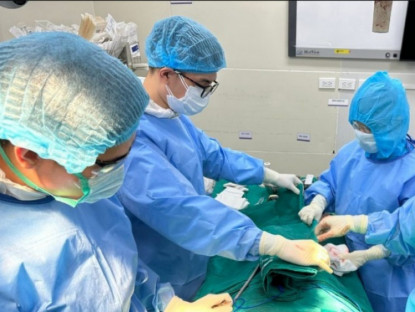 Y tế - Bệnh nhân HIV biến chứng nặng vì nâng ngực bằng silicon