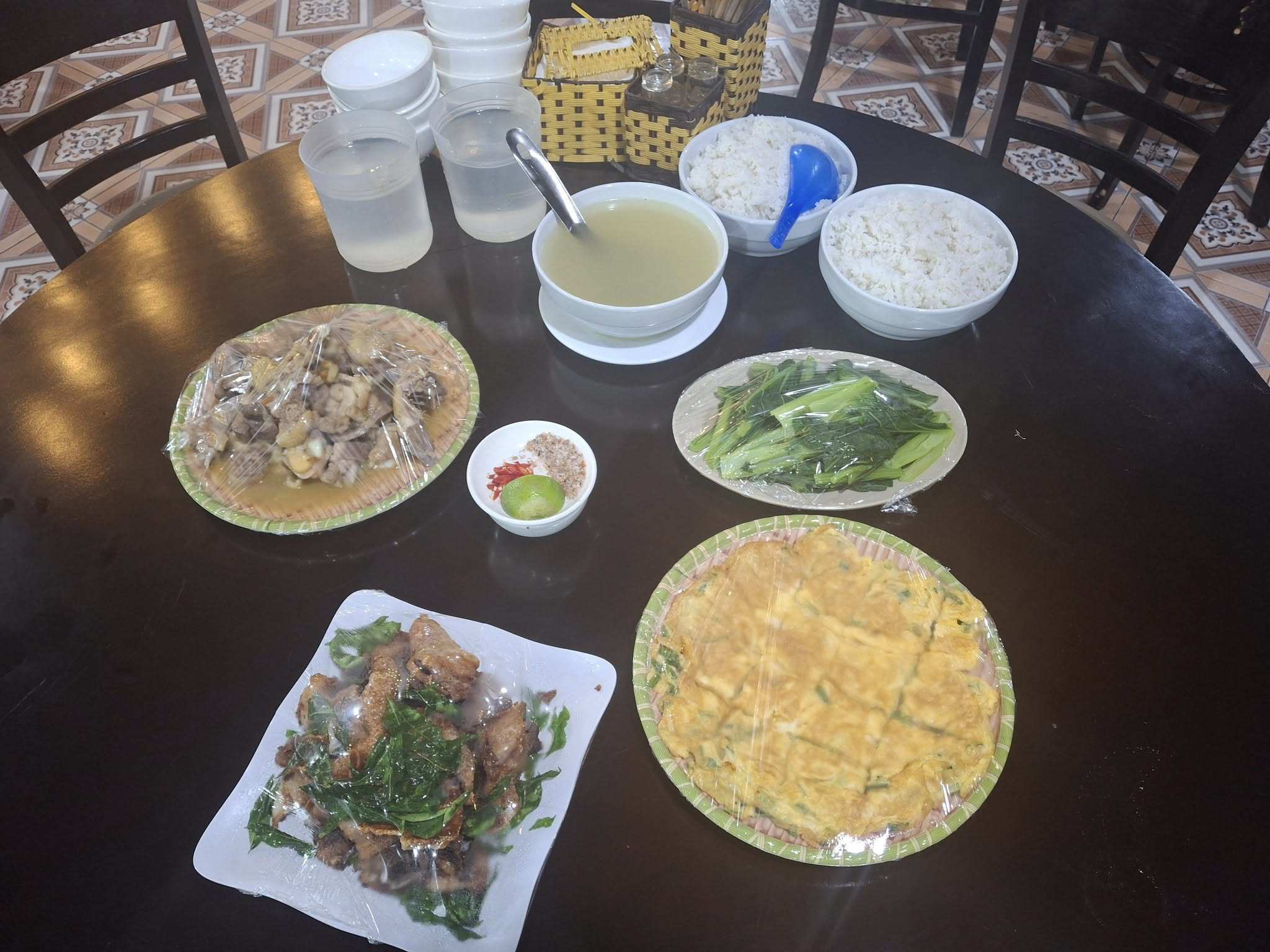 Chủ nhà hàng nấu cơm 0 đồng mời đoàn cứu trợ và bà con vùng lũ - 6