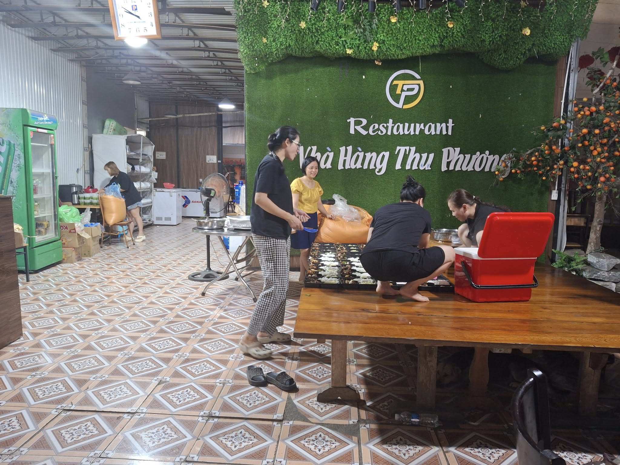 Chủ nhà hàng nấu cơm 0 đồng mời đoàn cứu trợ và bà con vùng lũ - 2