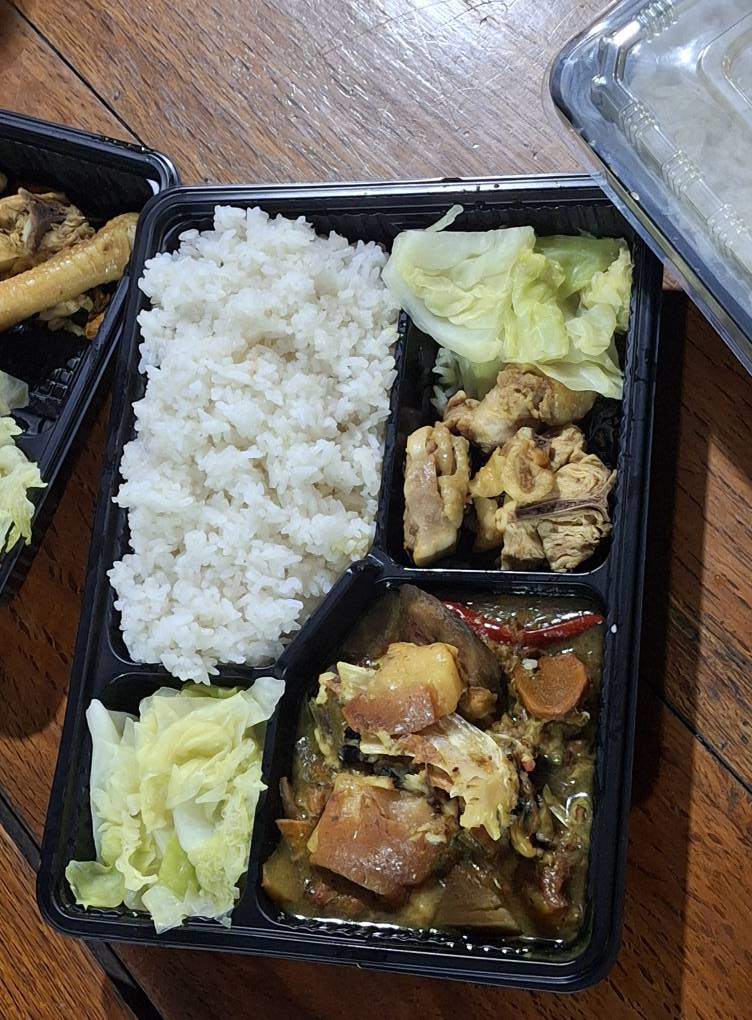 Chủ nhà hàng nấu cơm 0 đồng mời đoàn cứu trợ và bà con vùng lũ - 5