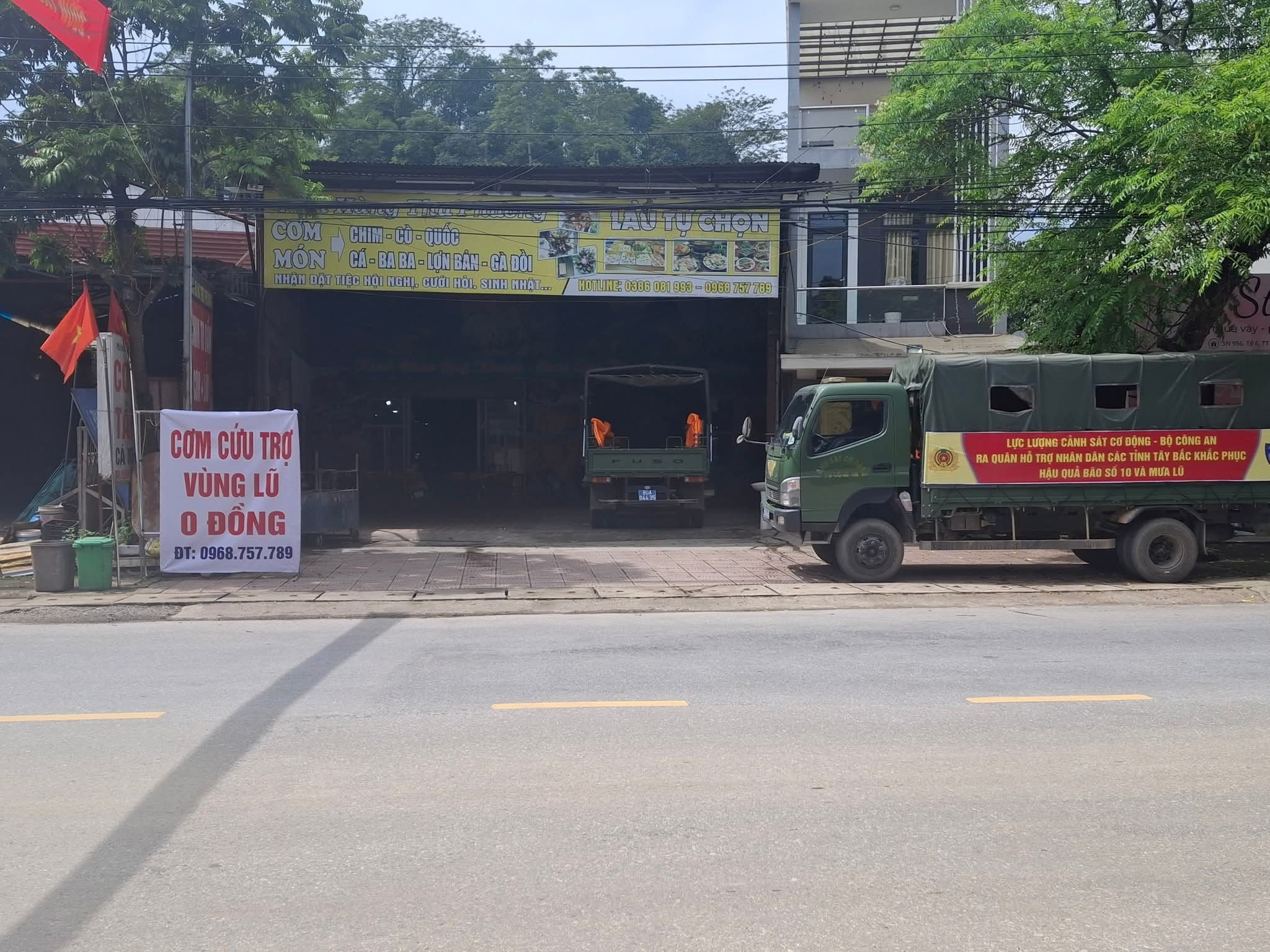 Chủ nhà hàng nấu cơm 0 đồng mời đoàn cứu trợ và bà con vùng lũ - 3