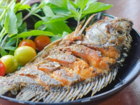 Đừng tẩm bột hay rắc muối, đây mới là cách rán cá không dính chảo
