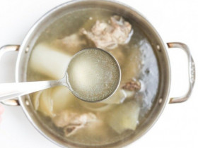 Hầm xương, thêm một nguyên liệu này nước xương trong, béo ngậy thơm nức nở mà cực ít người biết