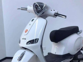 Xe máy điện gọn nhẹ có cốp rộng, smartkey chống trộm, sạc một lần chạy 80 km