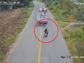 Clip: Xe máy vượt ẩu trên đường, lấn làn đâm trực diện ô tô tải cực mạnh