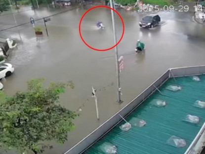 Giao thông - Clip: Xe máy và ô tô va chạm “nảy lửa” giữa đoạn đường ngập nước