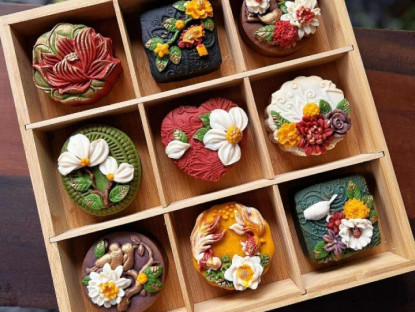 Gia đình - 9X một lần ngồi ngắm bánh cuộc đời rẽ sang trang, giờ là cô chủ nhỏ bánh Trung thu siêu đẹp, thu nhập đủ để không phải xin tiền chồng