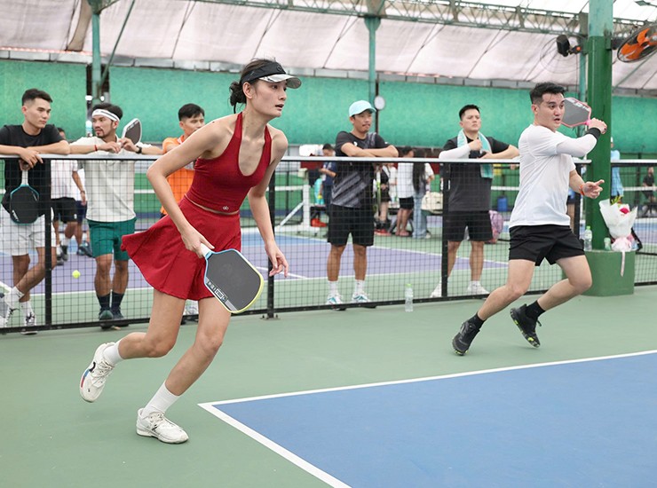 Hot girl Kiều Trinh so tài chân dài Lê Thúy cao 1m84 tranh chức vô địch pickleball - 4
