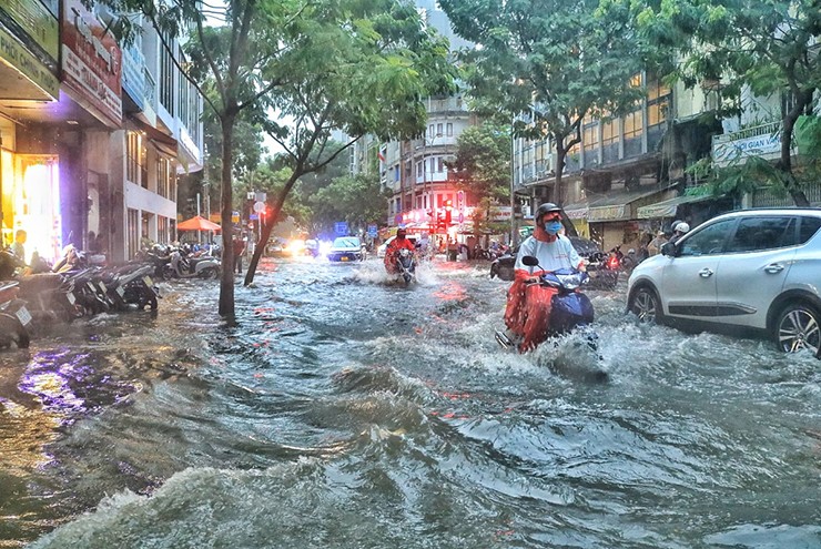 Những bước sống còn giúp điện thoại thoát chết sau khi bị nước vào - 1