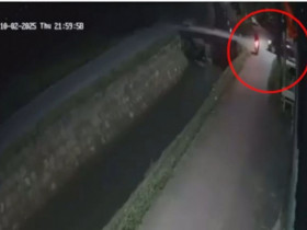 Clip: Thót tim xe máy phóng nhanh bị ô tô đâm bay thẳng xuống kênh mương