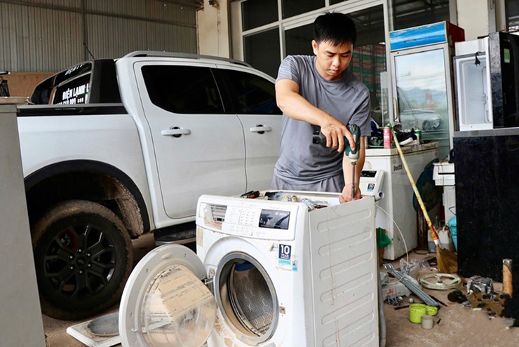Tivi, tủ lạnh bị ngập nước sau mưa lũ: Làm gì để không mất trắng? - 1