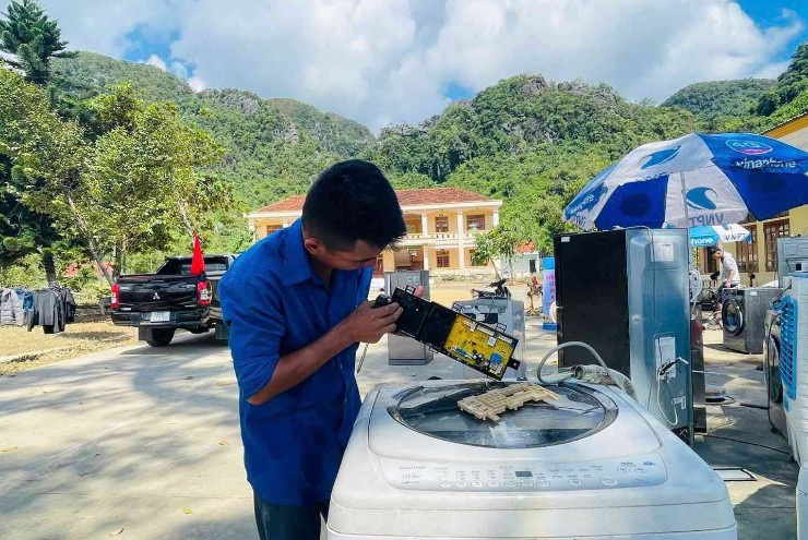 Tivi, tủ lạnh bị ngập nước sau mưa lũ: Làm gì để không mất trắng? - 3