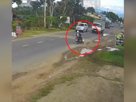 Clip: Tránh ô tô vượt ẩu, thanh niên đi xe máy ngã trượt dài suýt chui vào gầm