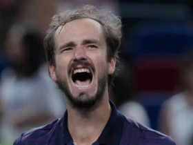 Medvedev 3 lần mới hạ được tay vợt gốc Việt, bất ngờ nổi nóng tị nạnh với Nadal