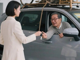 Chú nhận nuôi tôi từ nhỏ, lớn lên tôi tặng chú chiếc xe ô tô nhưng bị mắng là bất hiếu