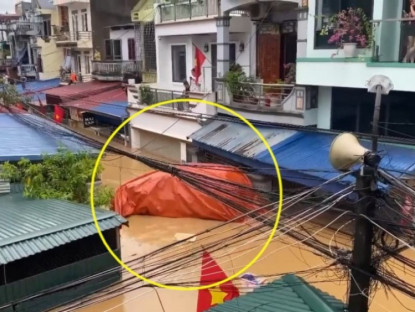 Giao thông - Clip: Ô tô phủ bạt bị nước lũ cuốn trôi tại Thái Nguyên