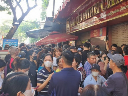 Kinh tế - Giá vàng ngày 10/10: Quay đầu giảm mạnh, cửa hàng vàng “vỡ trận” không thể mở cửa đón khách