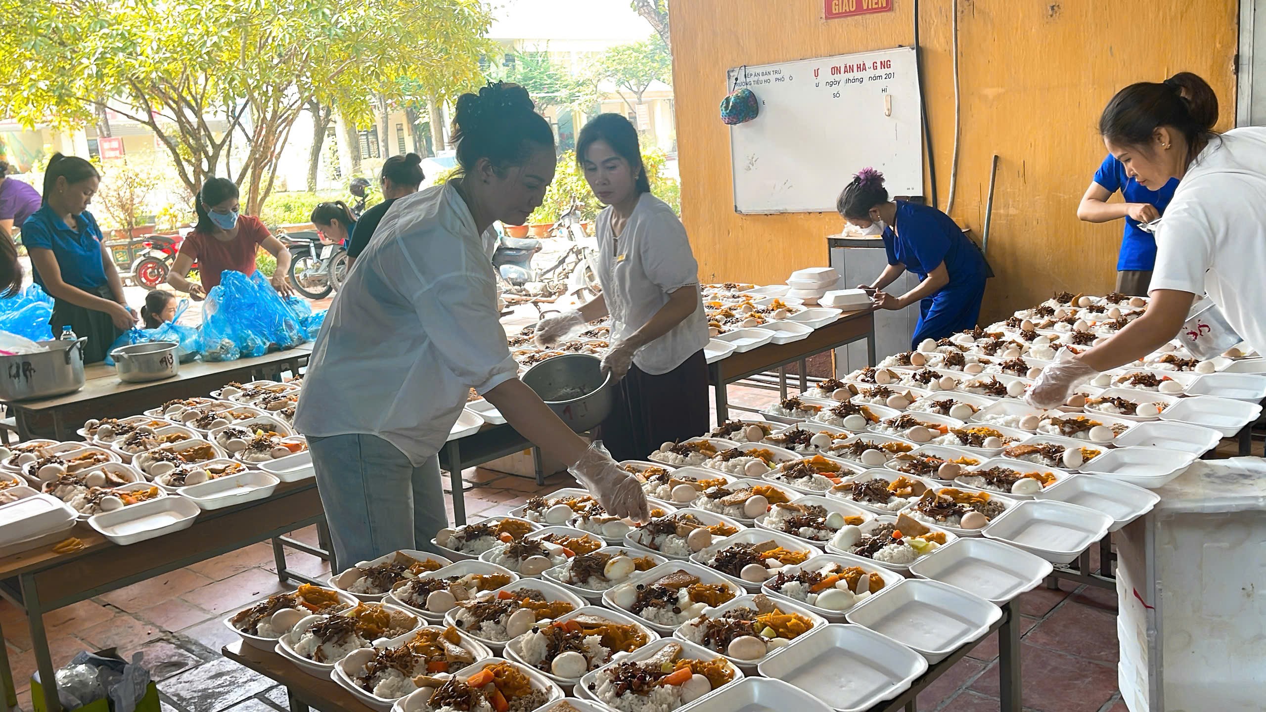 Người dân Hòa Bình chở 6 xe thực phẩm đến Thái Nguyên nấu cơm cho vùng lũ - 6