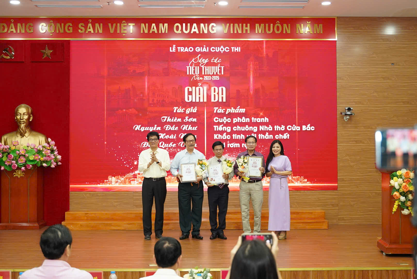 Khẳng định sức sống bền bỉ và vị thế trung tâm của tiểu thuyết trong đời sống văn học Việt Nam - 8
