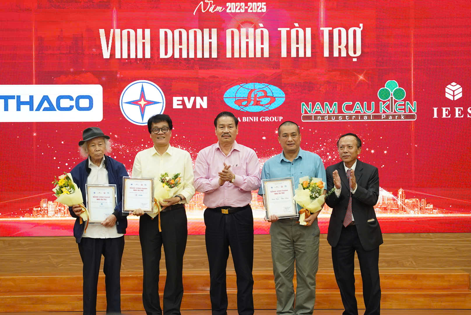 Khẳng định sức sống bền bỉ và vị thế trung tâm của tiểu thuyết trong đời sống văn học Việt Nam - 14
