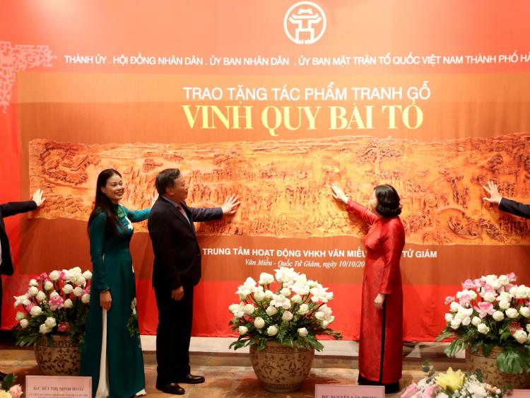 Bức tranh Vinh quy bái tổ từng đoạt hai kỷ lục Việt Nam được trao tặng cho Văn Miếu – Quốc Tử Giám