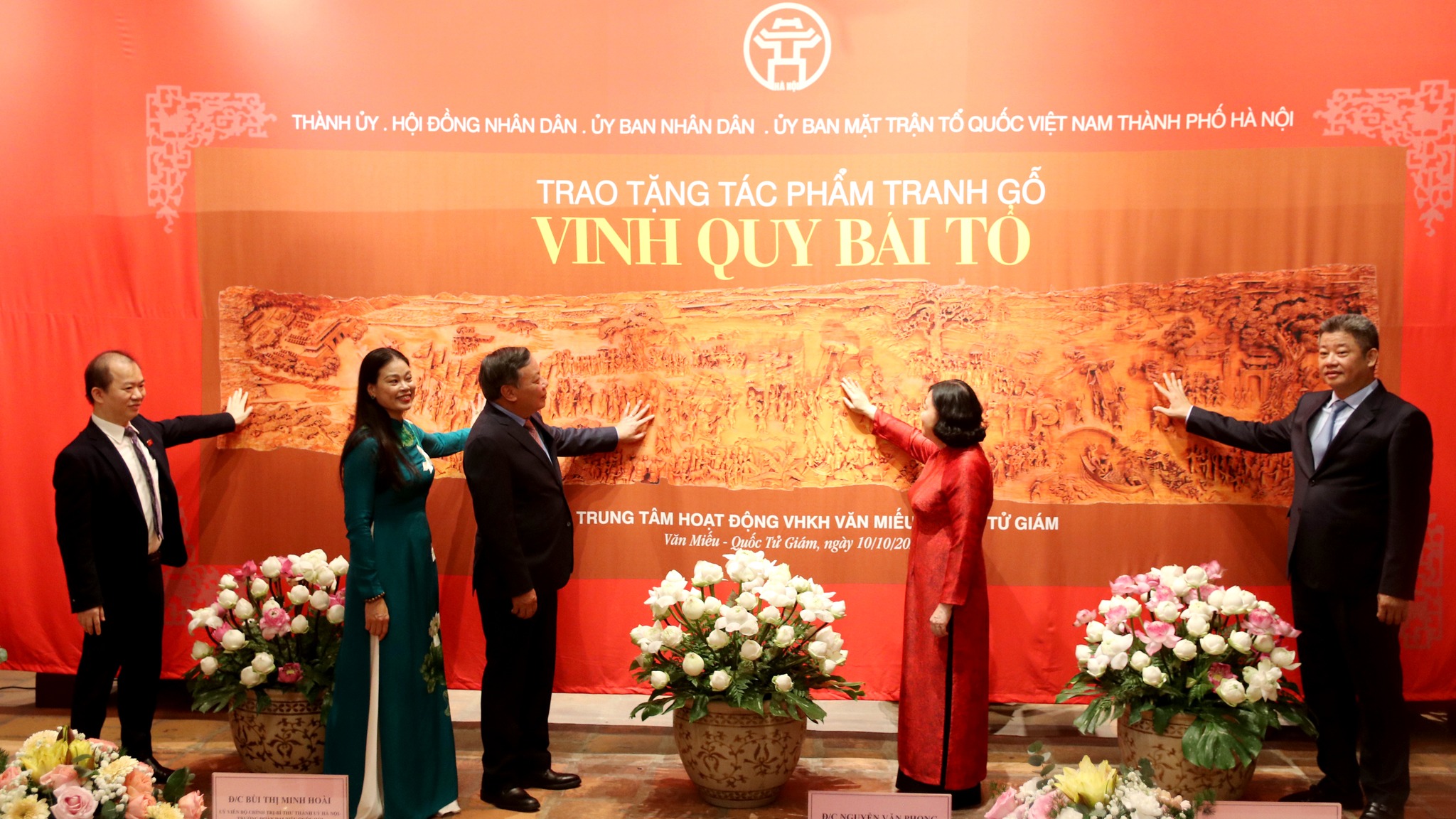 Bức tranh “Vinh quy bái tổ” từng đoạt hai kỷ lục Việt Nam được trao tặng cho Văn Miếu – Quốc Tử Giám - 1